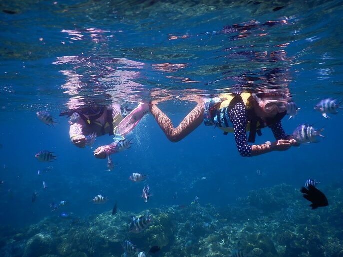 瀬底島パラセール＆シュノーケル　Sesoko Parasailing＆Snorkeling