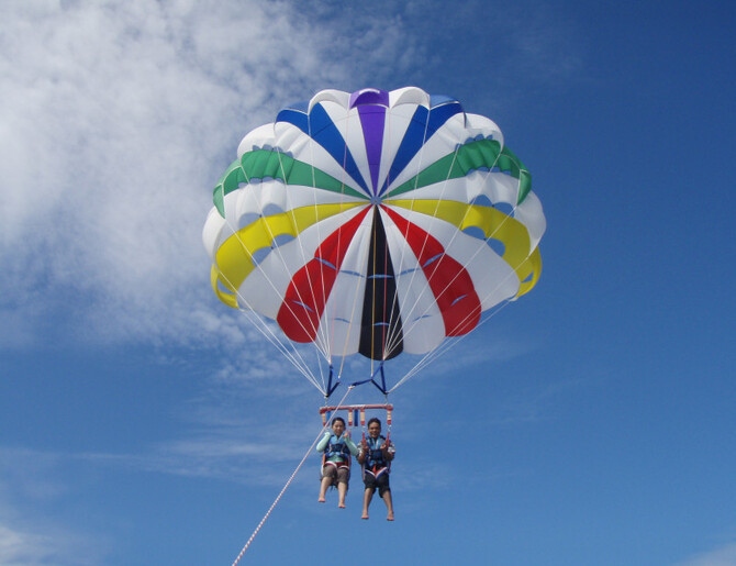 瀬底島パラセール　Sesoko Parasailing